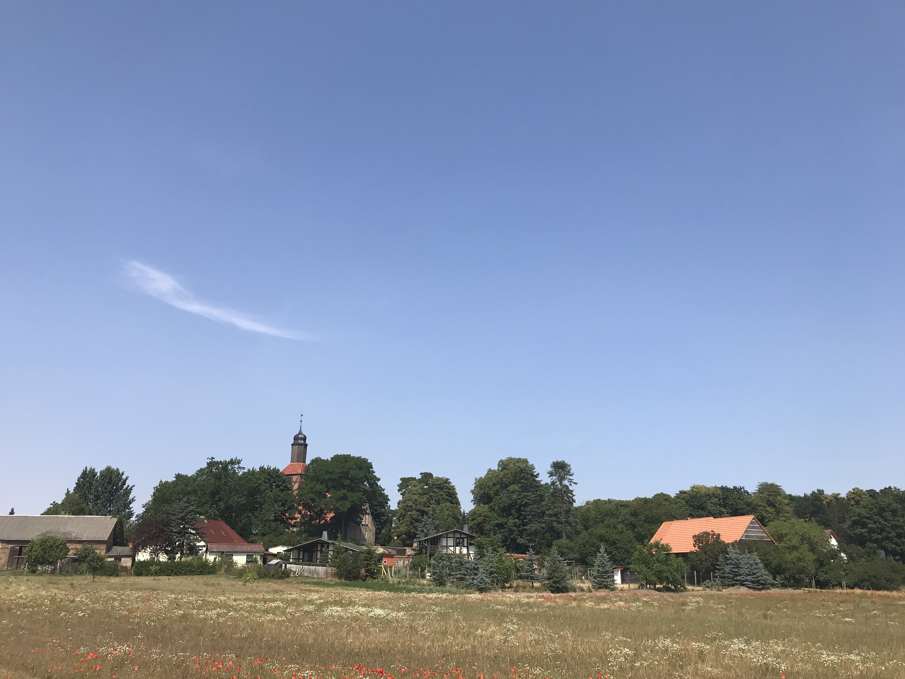 Blick auf Dorf und Kirche Menkin, Foto: Anet Hoppe, Lizenz: Anet Hoppe
