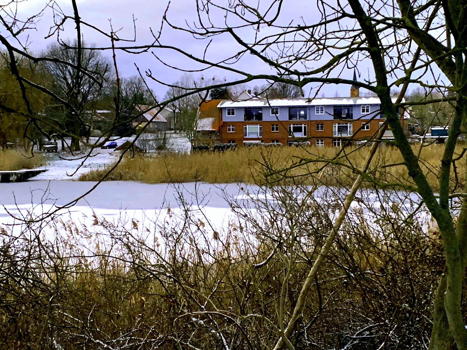 Rotes Haus am See im Winter, Foto: J. Nowak