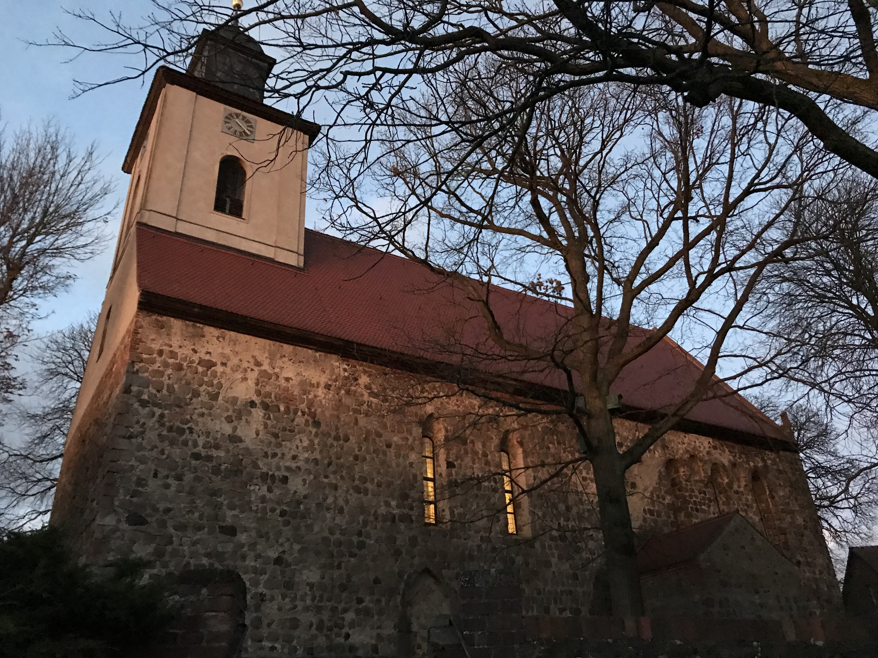 Kirche Fürstenwerder Abenddämmerung, Foto: Anet Hoppe